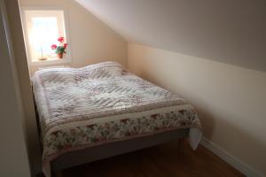 Letto o letti in una camera di Värmvik Gårdskontor