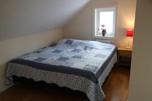Letto o letti in una camera di Värmvik Gårdskontor