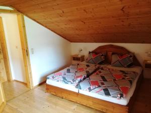 Ένα ή περισσότερα κρεβάτια σε δωμάτιο στο Lenzlschmiedkasa