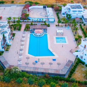 een luchtzicht op een zwembad in een villa bij Sweet Kalimera Apartments in Kardamaina