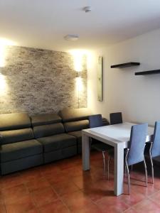 Un lugar para sentarse en Apartamentos Monte Gorbea con parking y wifi by SURYNIEVE