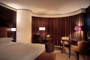 Postel nebo postele na pokoji v ubytování Hyatt Regency Kyiv