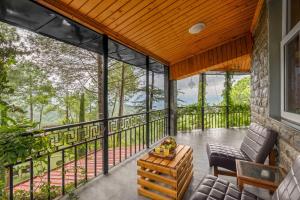 西姆拉的住宿－SaffronStays Ekam, Chail - forest villa near Chail cricket ground，相簿中的一張相片