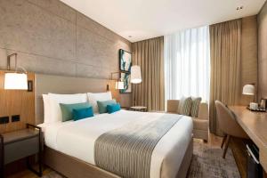 Llit o llits en una habitació de Days Hotel By Wyndham Dubai Deira