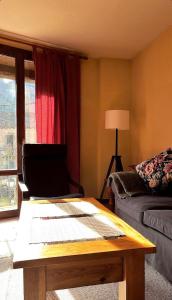 Tempat tidur dalam kamar di apartamentos turisticos san juan de la peña
