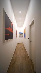 un corridoio con dipinti alle pareti di una camera di A Un Passo Da Tutto... a Napoli