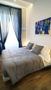 A Un Passo Da Tutto... في نابولي: غرفة نوم بسرير كبير مع ستائر زرقاء