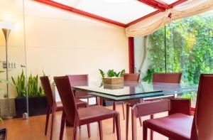 a dining room with a glass table and chairs at Casa rural Legus Belikiom in Belchite