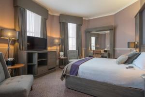 Un pat sau paturi într-o cameră la Crowne Plaza - Sheffield, an IHG Hotel