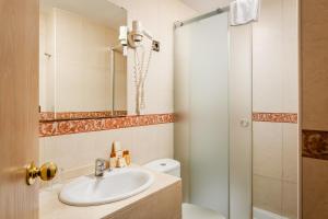 a bathroom with a shower, sink, and mirror at Sunotel Junior in Barcelona