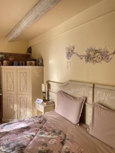 Un dormitorio con una cama con una colcha floral. en B&B Casa Camilla, en Padua