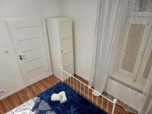 baño con ducha y alfombra azul en Apartament Skandia Blue, en Toruń