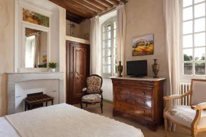 a living room filled with furniture and a window at Hotel De L'Atelier in Villeneuve-lès-Avignon