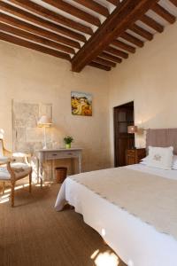 Un pat sau paturi într-o cameră la Hotel De L'Atelier