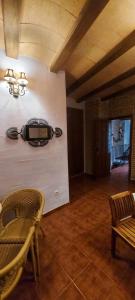 CazalegasにあるLa Casa del Marquesのリビングルーム(壁掛け式電話付)
