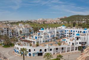 Fotografia z galérie ubytovania 28 Mikonos Playa in Puerto de la Duquesa 2 bed 2 bath apartment ideally located to the beach & marina v destinácii Castillo de Sabinillas