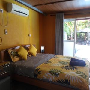 Postel nebo postele na pokoji v ubytování Palms Villa + 37 fotografií
