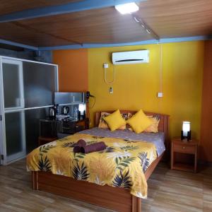 Ένα ή περισσότερα κρεβάτια σε δωμάτιο στο Palms Villa