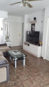 Televízia a/alebo spoločenská miestnosť v ubytovaní Apartamenty Deluxe - Los Naufragos -Torrevieja Costa Blanca