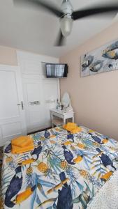 Posteľ alebo postele v izbe v ubytovaní Apartamenty Deluxe - Los Naufragos -Torrevieja Costa Blanca
