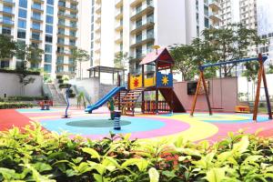 einen Park mit Spielplatz mit Rutsche in der Unterkunft STAY BY LATINEM Luxury 1BR Holiday Home G6524 near Burj Khalifa in Dubai