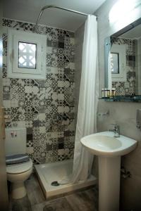 Ванна кімната в Zervos Apartments Bouka