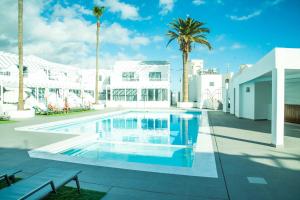 Bazén v ubytování Casa del Ritmo with terrace AC shared pool and free wifi nebo v jeho okolí