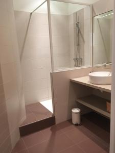 uma casa de banho com um lavatório e um espelho em DIFY Le Velvet - Bellecour em Lyon