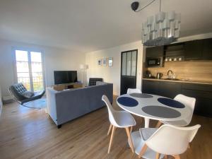 TV a/nebo společenská místnost v ubytování VIVEZ LE QUAI - St Francois - Notre Dame - PARKING