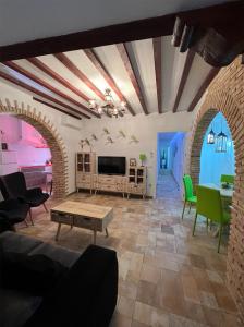 a living room with a couch and a table at Retiro del Teatro Almagro in Almagro