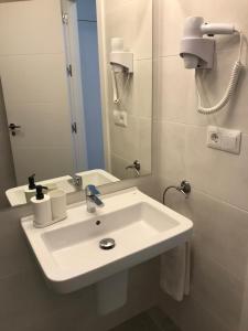 łazienka z białą umywalką i lustrem w obiekcie Torresol 402 w mieście Nerja +16 zdjęć