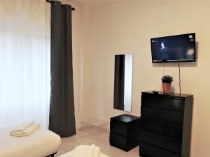 - un salon avec une télévision et une commode dans l'établissement Pero Apartment - Fiera Milano, à Pero