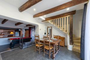 comedor con mesa y mesa de billar en La Maison d'à Côté, en Mus