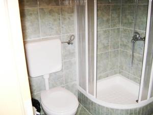 ein Bad mit einer Dusche, einem WC und einer Dusche in der Unterkunft Apartment in Podgora with sea view, terrace, air conditioning, WiFi 3812-2 in Podgora