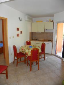 Kuchyňa alebo kuchynka v ubytovaní Apartment in Podgora with sea view, terrace, air conditioning, WiFi 3812-3