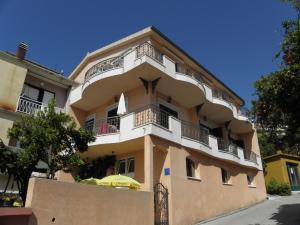 Budova, v ktorej sa apartmán nachádza