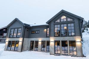 una casa en la nieve con luces encendidas en Sälen Mountain Lodge, en Sälen
