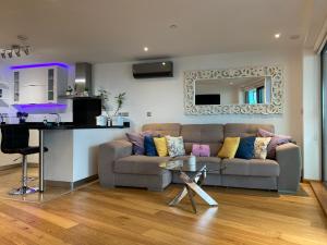 uma sala de estar com um sofá e uma cozinha em Luxury Ocean Spa Plaza Private Large 1 bed apartment em Gibraltar