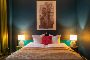 a bedroom with a large bed with two lamps at Boutique Hotel Rothenburger Hof in Dresden