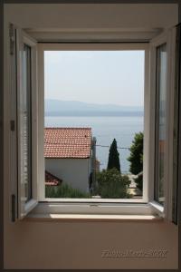 ein Fenster in einem Zimmer mit Meerblick in der Unterkunft Apartment in Bol with sea view, terrace, air conditioning, WiFi 3739-1 in Bol