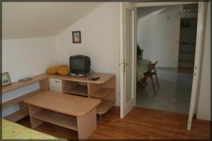 um quarto com uma secretária e uma televisão em Apartment in Bol with sea view, terrace, air conditioning, WiFi 3739-1 em Bol