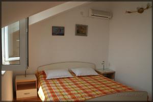 um quarto com uma cama com duas almofadas em Apartment in Bol with sea view, terrace, air conditioning, WiFi 3739-1 em Bol
