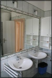 Ένα μπάνιο στο Apartment in Bol with sea view, terrace, air conditioning, WiFi 3739-1