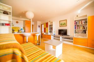 ein Wohnzimmer mit einem Sofa und einem Tisch in der Unterkunft Apartment in Bol with sea view, terrace, air conditioning, WiFi 3739-2 in Bol