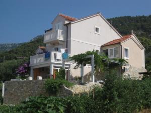 ein großes weißes Haus auf einem Hügel in der Unterkunft Apartment in Bol with sea view, terrace, air conditioning, WiFi 3739-2 in Bol