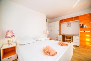 Postel nebo postele na pokoji v ubytování Apartment in Bol with sea view, terrace, air conditioning, WiFi 3739-3