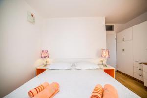 Postel nebo postele na pokoji v ubytování Apartment in Bol with sea view, terrace, air conditioning, WiFi 3739-3