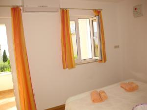 Postel nebo postele na pokoji v ubytování Apartment in Bol with sea view, terrace, air conditioning, WiFi 3739-3