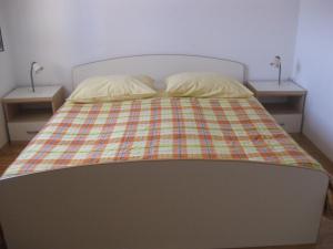 Postel nebo postele na pokoji v ubytování Apartment in Bol with sea view, terrace, air conditioning, WiFi 3739-3
