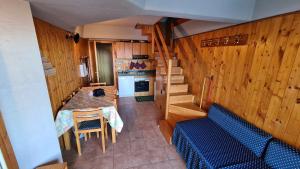 an overhead view of a room with a table and a kitchen at Trilocale sulle piste con vista sulla ValdiSole in Marilleva